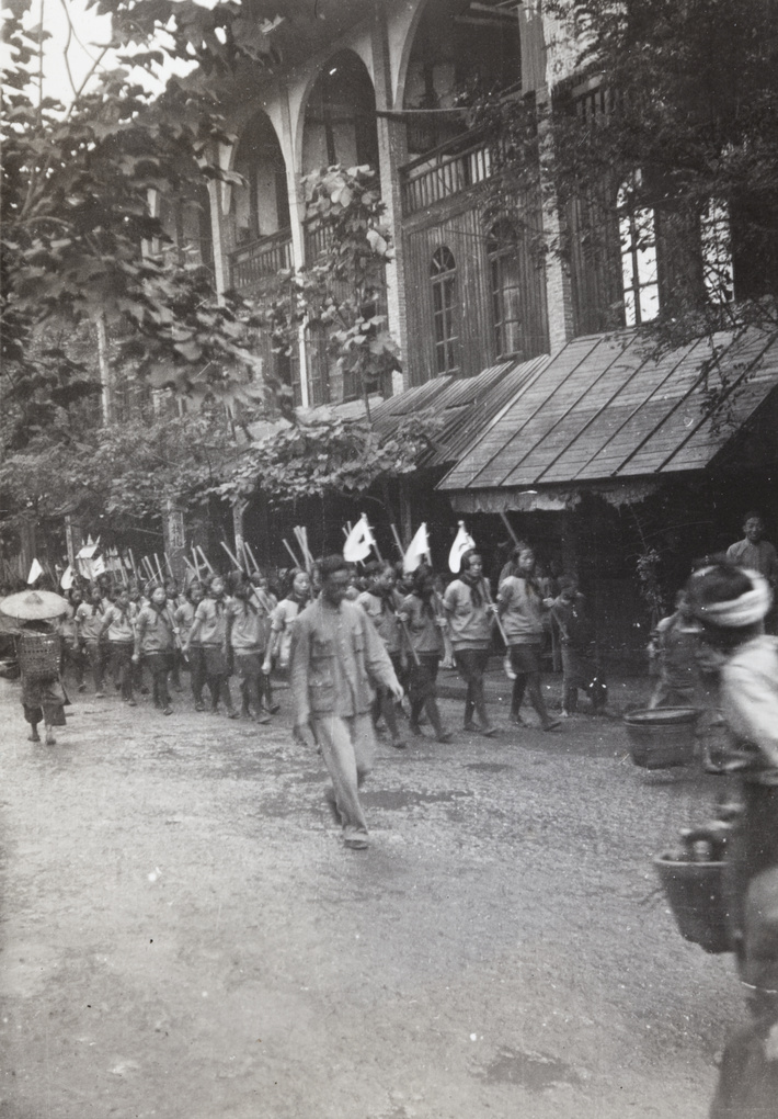 Schoolgirls on parade (passing Mission House), National Day, Luzhou, 1937  

10th October (10-10 or Double Ten) is The National Day of the Republic of China.  

Vinden, Gilbert Collection GV02-21 hpcbristol.net/visual/GV02-21

#chinesehistory #國慶 #雙十 #舊照 #老照片 #historypics