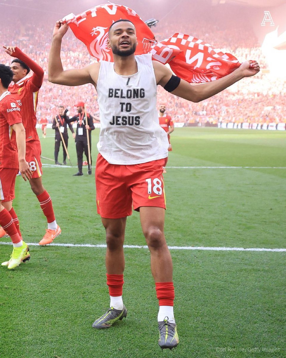NOTICIA. Cody Gakpo podría enfrentar una sanción por parte de la FA después de quitarse la camiseta para revelar un mensaje religioso durante la victoria del Liverpool vs Tottenham el domingo.

El Holandés marcó gol en el minuto 34 para dejar un marcador parcial de 3-1. Al