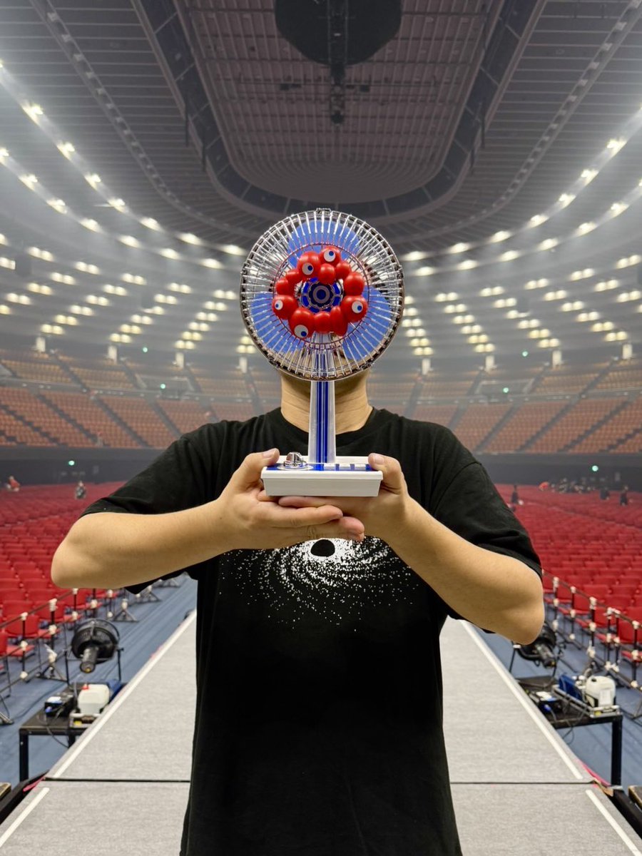 永遠深夜万博、遂に大阪の地で爆烈開催でした。
非効率を愛する愚か者達の実験の博覧会。 
尚、ブラウン博士監修ブラウン共和国パビリオン「ブラウン館」では、未来の「小型家庭用電磁浴扇」を先着1名様に特別配布中です。
是非お立ち寄りください。
ご安全に。
#ずとまよ #名功