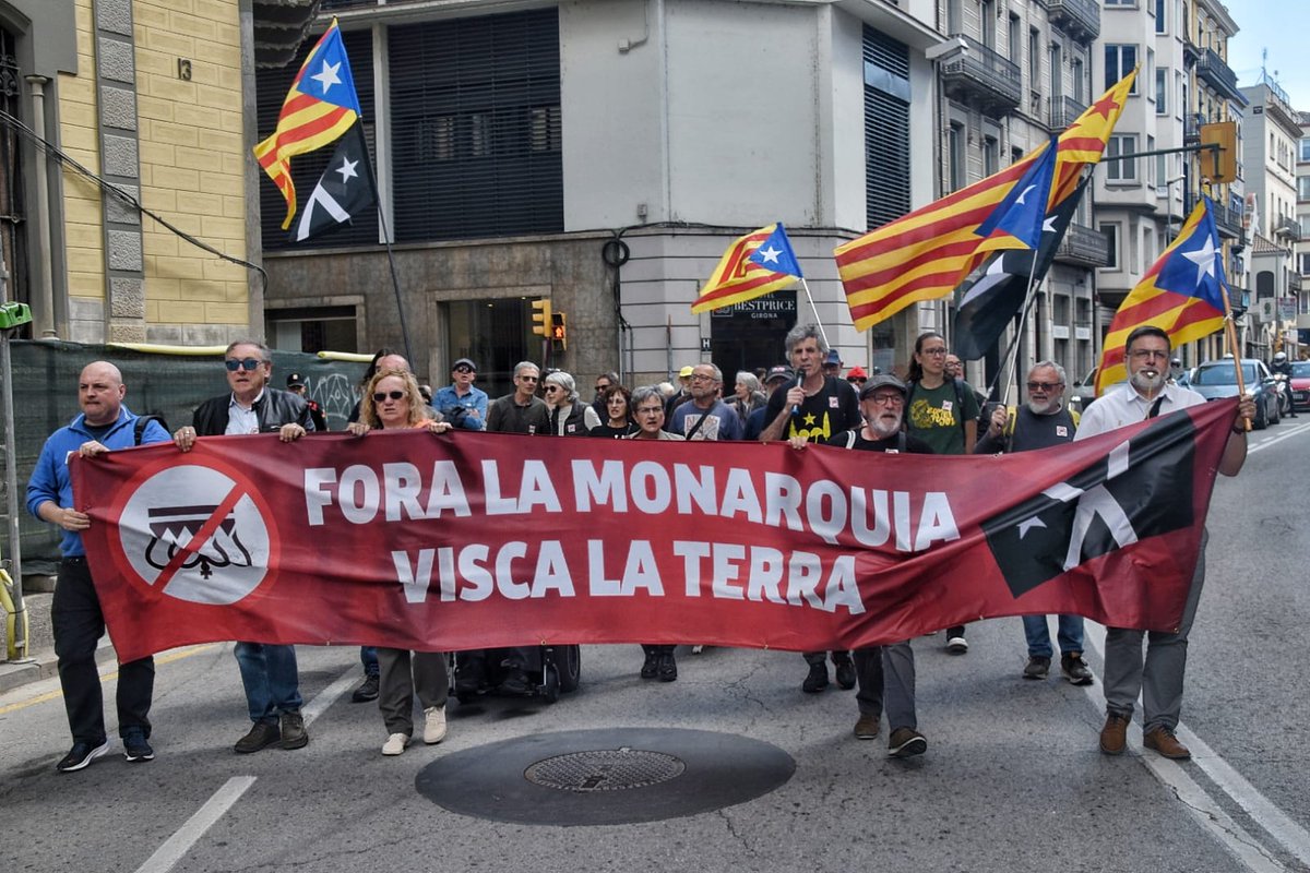 Finalment l'acte de la Fundación Princesa de Girona no s'ha fet però no hem desconvocat la concentració i ens hem desplaçat fins una sucursal propera del BBVA  (patrons de la Fundación).