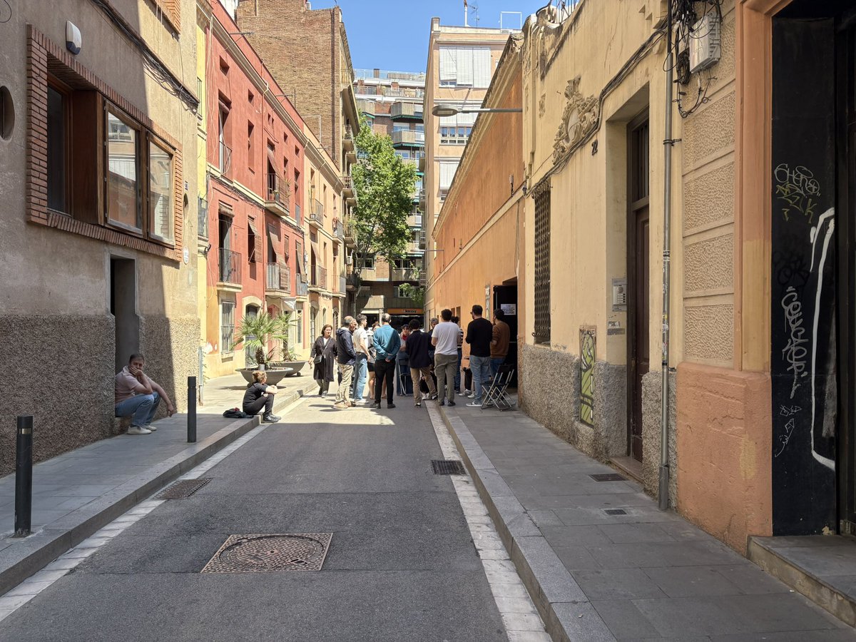 pol_morales's tweet photo. Ayer al Carrer Igualada de Barcelona, la gente alrededor de una radio convencional, volviendo al origen. Cómo dice @jordibaste La ràdio, sempre la ràdio, visca la ràdio. https://t.co/z7rPAi5dA0