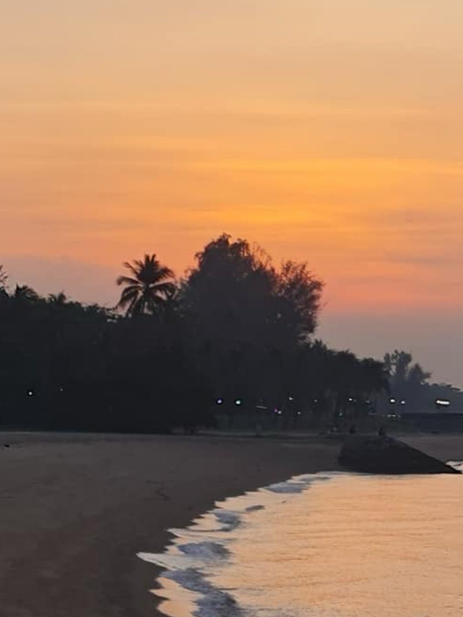 palmerdebra's tweet photo. Sometimes, all you need is a moment by the sea to remember that endings can be beautiful too.ย Captured these sunset shots at the beach โ a gentle reminder that no matter how the day unfolds, it can still end in light.
#ChasingSunsets #NatureHeals #BeachReflections https://t.co/DHYbjtx3h7