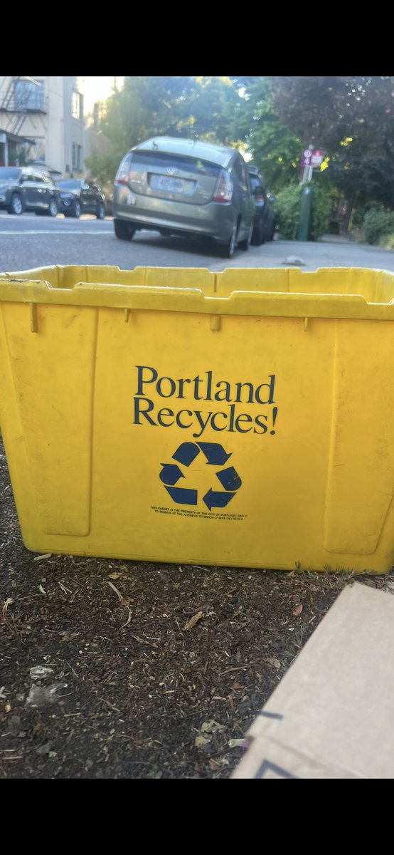 thisisrayouf's tweet image. My favorite part about Portland was the stellar graphic design team behind the city’s trash bins. the serif and ! is just perfect!