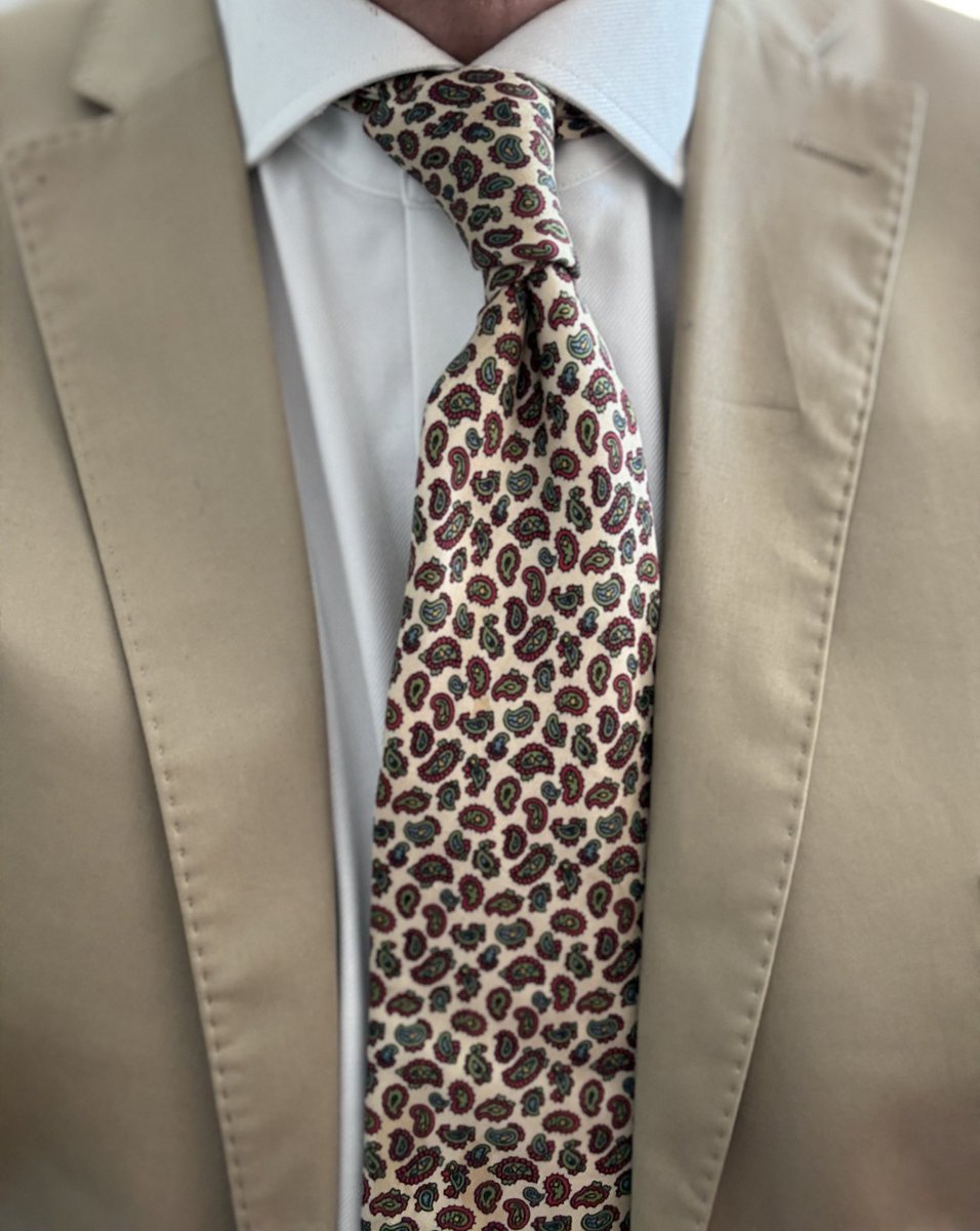 Bored at work. Time to play. 
Where is my intern ?

#whitecollar #boredatwork 
#gayatwork  #suitgay #suitandtiegay #cravate #trajeado #suitandtie #suitspirit #gaysuited #suitedgay #gayinsuit #suitedfun #madaboutties #suitfetish #tiefetish #gaysuit #tansuit