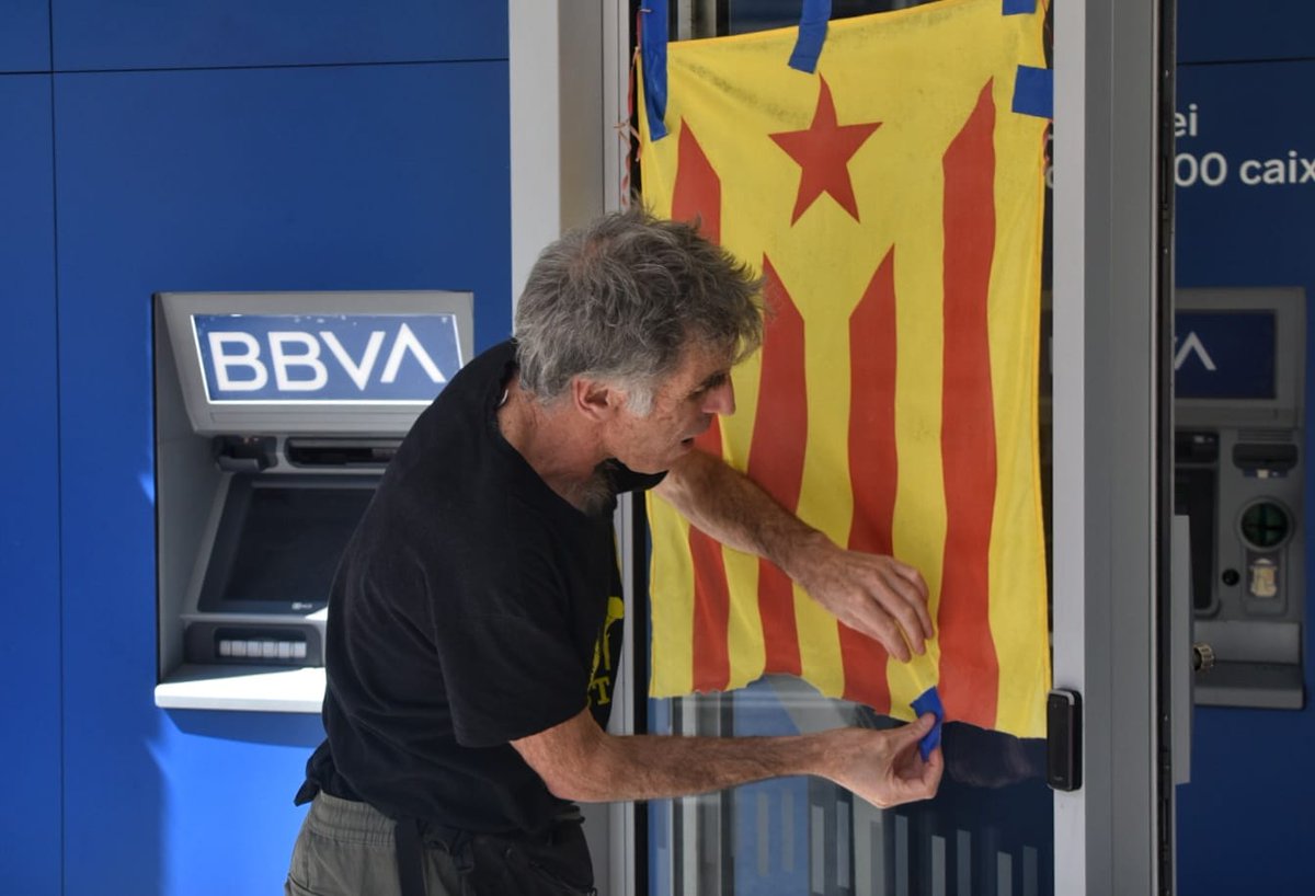 Finalment l'acte de la Fundación Princesa de Girona no s'ha fet i hem anat a encartellar una sucursal propera del BBVA (un dels patrons de la "Fundación").