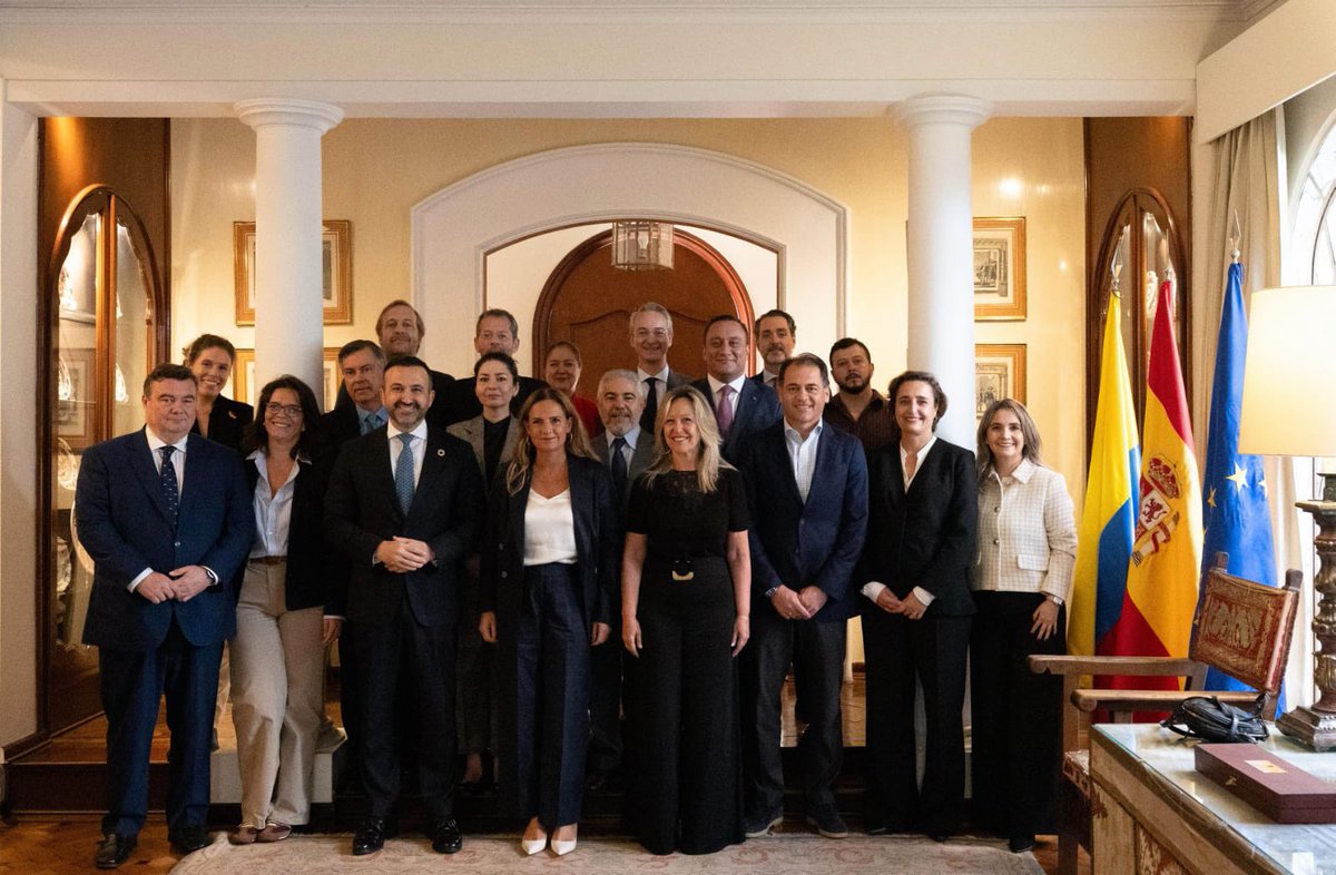SSumelzo's tweet photo. Las empresas españolas están comprometidas con el desarrollo, la modernización y la diversificación de la economía colombiana. Enhorabuena a la Fundación Consejo @Espana_Colombia que ha celebrado en #Bogotá el primer Foro España 🇪🇸 - Colombia 🇨🇴. https://t.co/vHjoFFJyRD