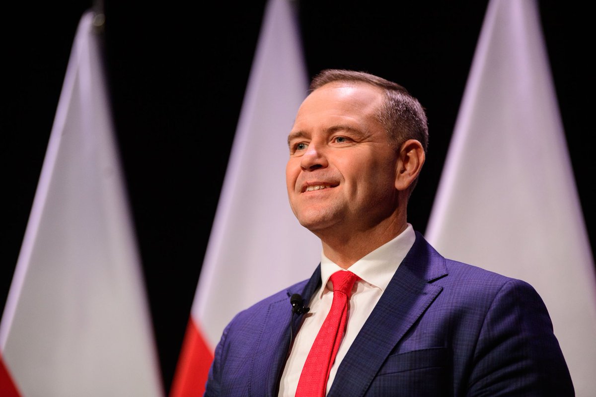 🗳️ Na kogo w wyborach prezydenckich zagłosowaliby bohaterowie ŚWIATA WEDŁUG KIEPSKICH?

Zapraszam na nitkę 🧵

Ferdynand Kiepski (Karol Nawrocki):

Nazywa siebie Polakiem i katolikiem. Zwolennik polityki socjalnej dla najbiedniejszych. Jest głową tradycyjnej polskiej rodziny.