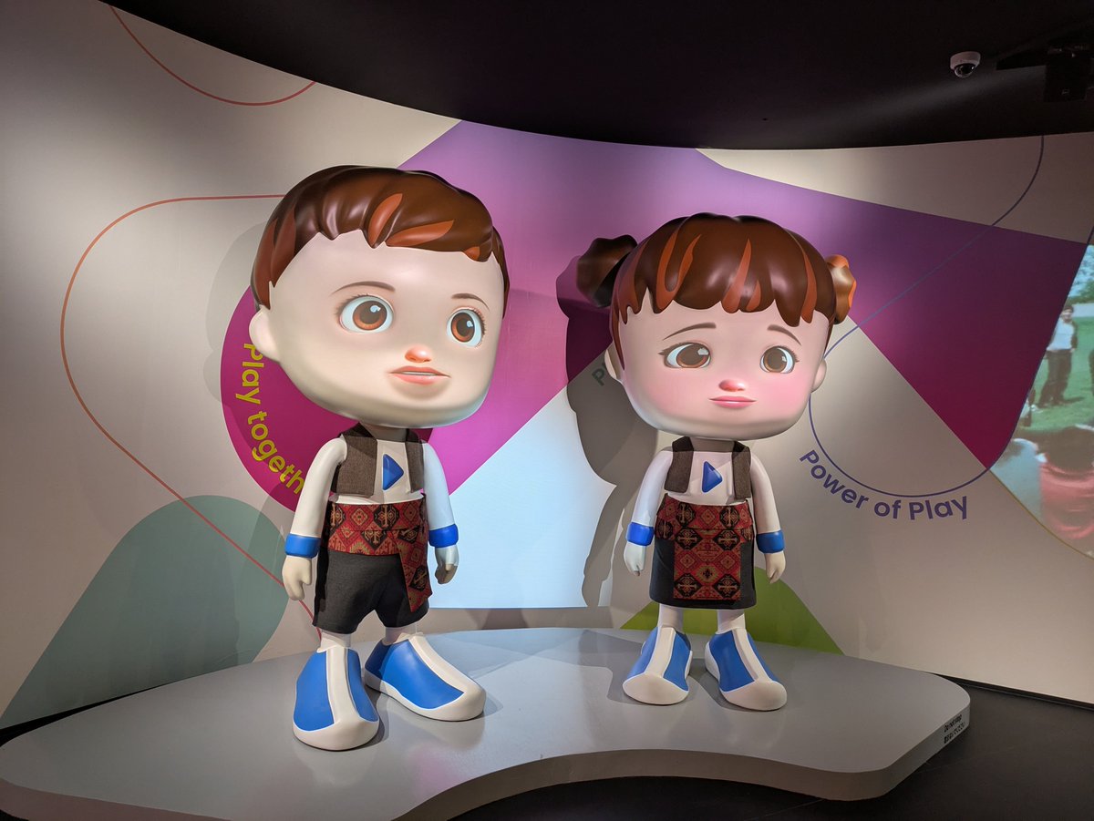 万博のセルビア・パビリオンに展示されている個性的なキャラクターは