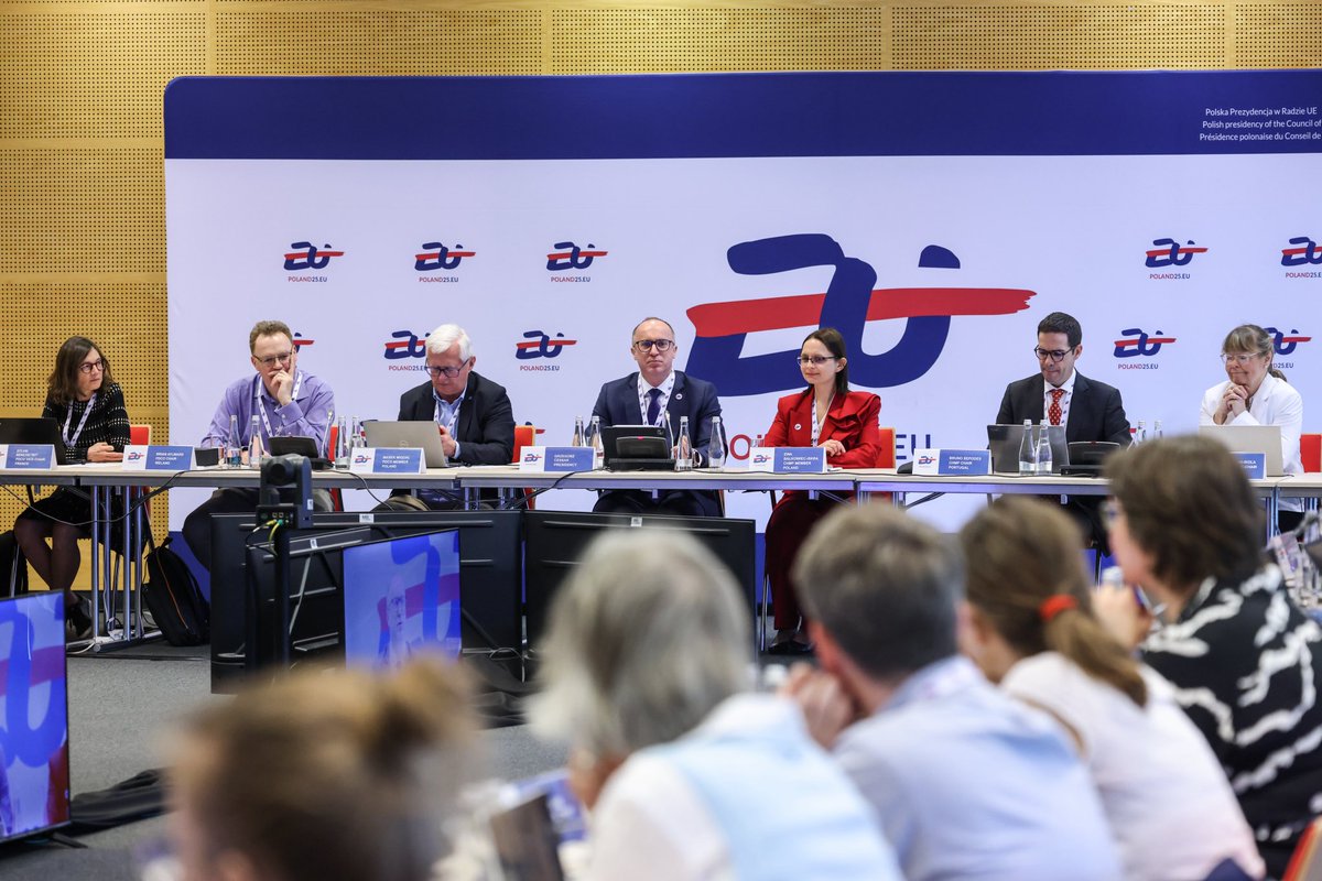 W ramach Polskiej Prezydencji 🇵🇱 w Radzie UE 🇪🇺 miałem przyjemność otworzyć spotkanie komitetów CHMP i PDCO Europejskiej Agencji Leków, które odbyło się na Stadionie Narodowym w Warszawie 🇵🇱. Spotkanie zgromadziło ekspertów z EMA oraz krajowych organów regulacyjnych wokół