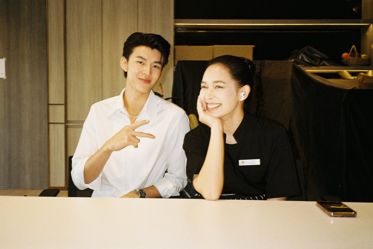 ryuvachirawich's tweet photo. สู้ๆนะ เรารู้พวกนายทำงานหนัก ✌🏾#เมื่อตะวันลับฟ้าEP11 @nichameen8 @namfahtype https://t.co/hYVxM9cZ2J