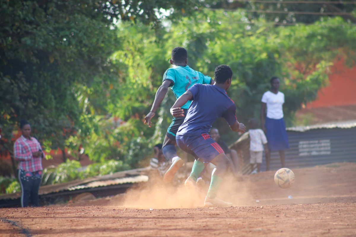 RedAntsMen's tweet photo. 55'
The #RedAnts are still dominating proceedings in Makindye!
MAMA TEO FC 0-1 JEAN SSENINDE UNITED.
#PushingForPromotion
#MATRAT https://t.co/MqUVIKUWvM