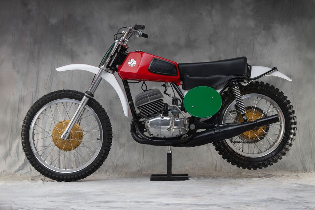 The 1973 CZ250⏰

CZ’s signature coffin-style gas tank, sunburst cylinder head, and down-swept exhaust was the epitome of motocross in the ‘70’s. You either had a CZ or wanted a CZ. Simple as that 🙅‍♂️

#Motobilia