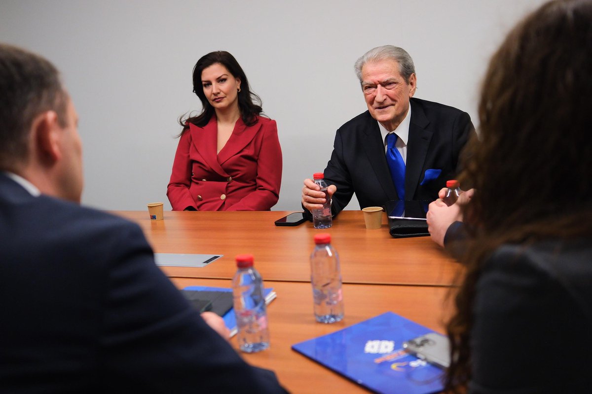 Përmbledhje e Takimit Bilateral me Zëvendëspresidentin e PPE Muresan në Kongresin e PPE në Valencia

Gjatë Kongresit të Partisë Popullore Europiane (PPE) në Valencia, zhvilluam një takim bilateral me Zëvendëspresidentit të PPE Siegfried Mureșan. 

Gjatë këtij takimi, u diskutua