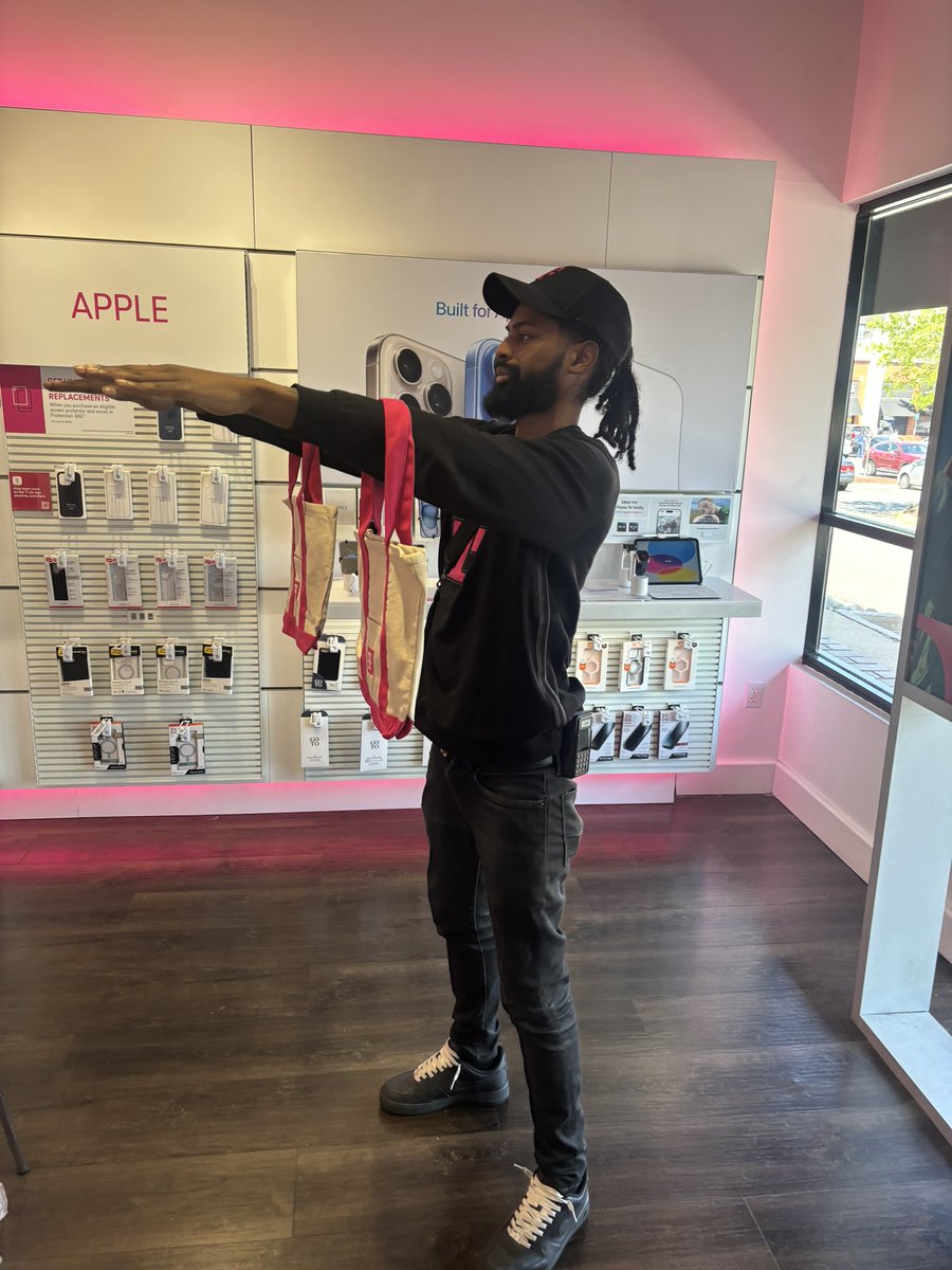 CamFromTMobile's tweet photo. Come in and get you FREE Mini Tote !!!! 🛍️

Reston location is going crazyyy🤪🤪 #TMobile

#CamFromTMobile 

#TMobileTuesday https://t.co/nC5N5DMwWT