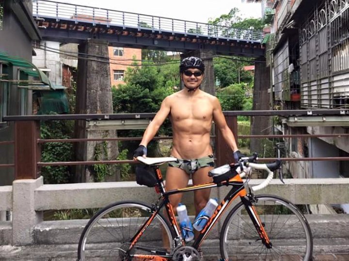 十幾年前我練單車就只穿一件小短褲 (跑步當然也是)，一趟騎100公里，中途需要上廁所跟吃喝補給，就這麼進超商。

不過工作轉換以後，好久沒練車了！懷念那段運動精實的時光....