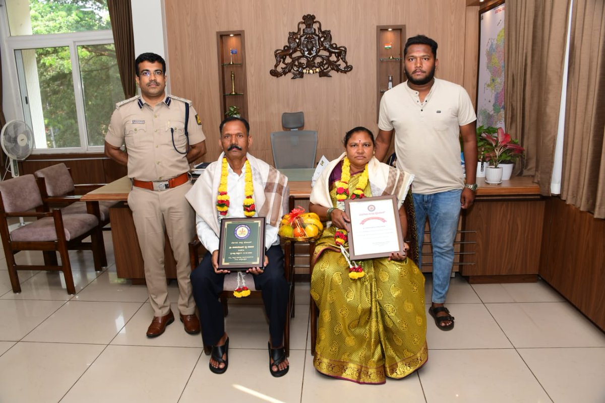 ಪೊಲೀಸ್ ಇಲಾಖೆಯಲ್ಲಿ ಸುದೀರ್ಘ ಸೇವೆ ಸಲ್ಲಿಸಿ ಸೇವೆಯಿಂದ ವಯೋ ನಿವೃತ್ತಿ ಹೊಂದಿದ  ಪೊಲೀಸ್ ಅಧಿಕಾರಿಗಳನ್ನು ಬೆಳಗಾವಿ ಜಿಲ್ಲಾ ಪೊಲೀಸ್ ವತಿಯಿಂದ ಆತ್ಮೀಯವಾಗಿ ಸನ್ಮಾನಿಸಿ‌ ನಿವೃತ್ತಿ ಜೀವನ ಸುಖಕರವಾಗಿರಲೆಂದು ಹಾರೈಸಿ ಬೀಳ್ಕೊಡಲಾಯಿತು.