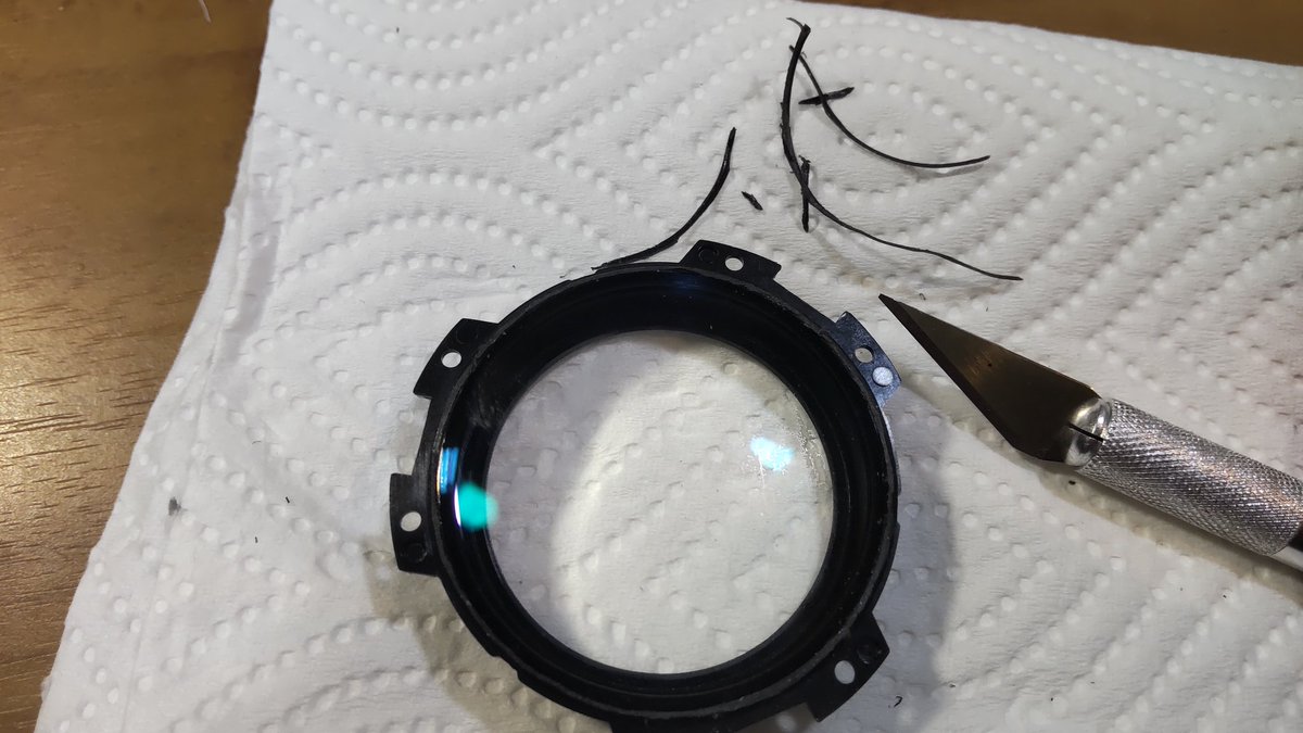 FisherNao's tweet photo. SONYのカビレンズ分解⚙️

ユニットレンズの前縁をカッターで削り、吸盤で引き抜き作戦🫡

しかし手持ちの吸盤が貧弱で取れませんわ🥹

ここまで来たらもう戻れない😬 https://t.co/4PZOpQ0oIB