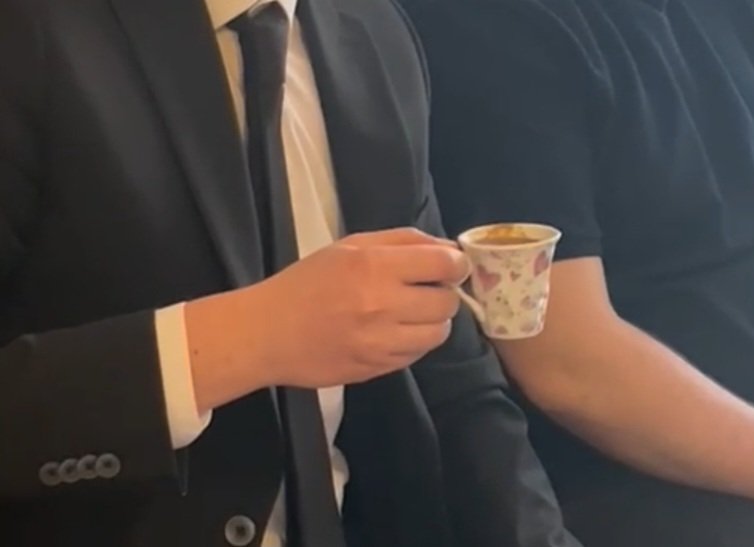 Ballı damat kahvesinin verdiği enerjiyle güvenle fincanı tutuyorum duruşu.. 
<a href="/setenayoztrk/">Setenay.</a>