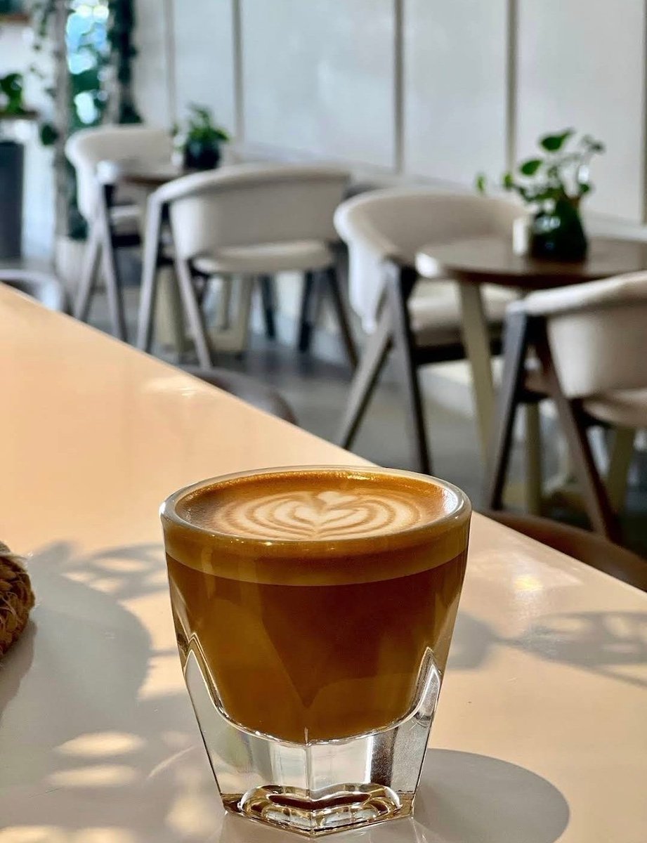 اللي مع نفسه ترى ماهو وحيد ،،،، 
ترى الوحيد اللي مع الناس الخطأ. 
- سعد علوش

#النفسيه_محتاجه__قهوه𓅆