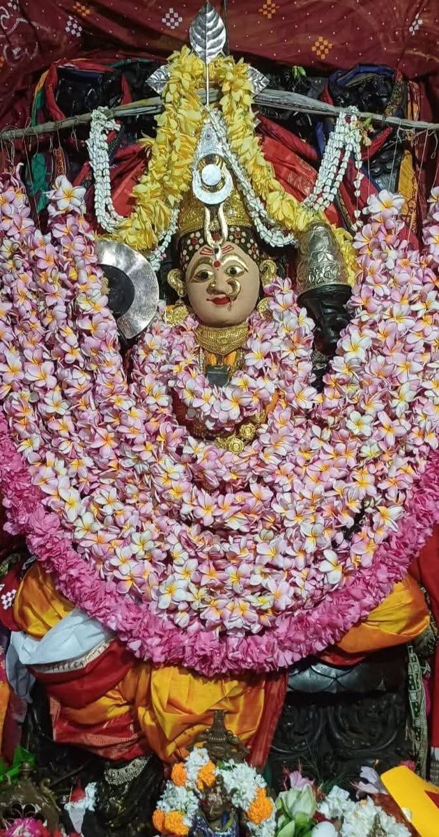 ମୁଁ, ବାଟୋଇଟେ ଘନ-ତମସା-ନିଶିର,
ତୁ, ଦୂର ଦିଗନ୍ତର ଉଜ୍ବଳ ଆଭା |
ମୁଁ, ନିଦାଘ ଗ୍ରୀଷ୍ମର ଝାଉଁଳା ପତର,
ତୁ, ଅଦିନ ମେଘର ବରଷା ଟୋପା ||