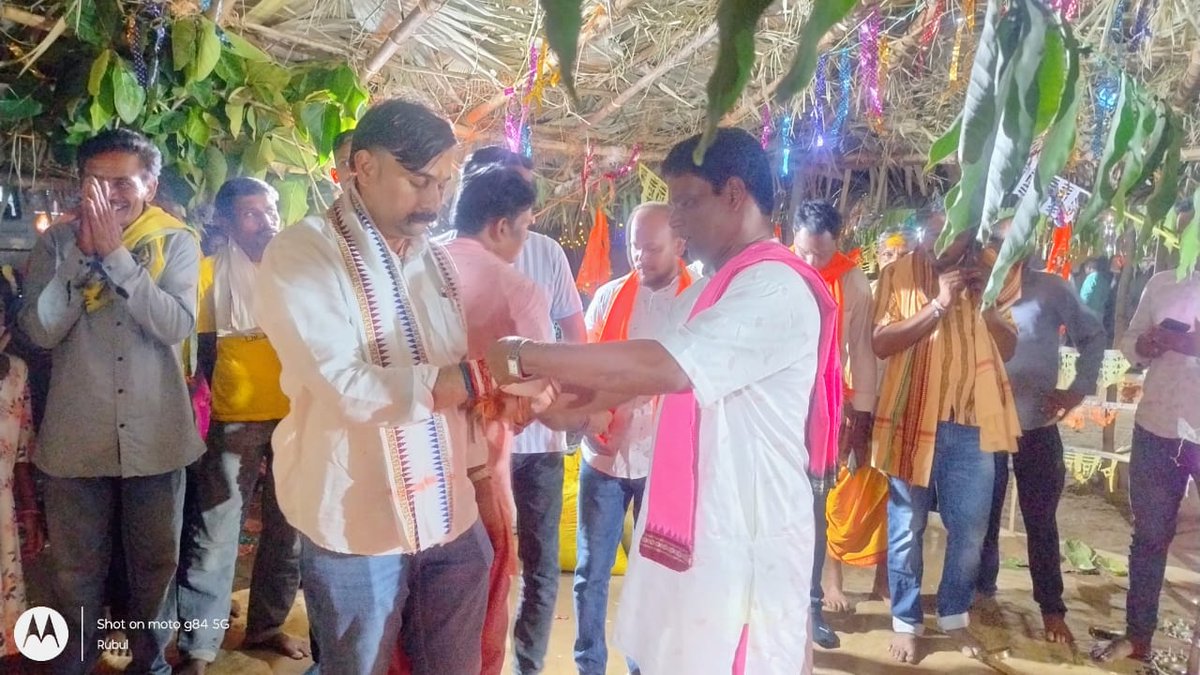 irasisacharya's tweet photo. ମୋର ବିଧାନସଭା ଅନ୍ତର୍ଗତ ଭଟଲି ବ୍ଲକର ମହଦା ଗ୍ରାମରେ ଆୟୋଜିତ ହନୁମାନ ମନ୍ଦିର ପ୍ରତିଷ୍ଠା ମହୋତ୍ସବରେ ଯୋଗଦାନ କରି ଆଶିର୍ବାଦ ଭିକ୍ଷା କରିବା ସହ ସମସ୍ତଙ୍କର ମଙ୍ଗଳ କାମନା କଲି ll
#Hanuman #Temple #pratistha
#Mahada #BhatliBlock
#BhatliConstituency https://t.co/SsdXwhBXgo