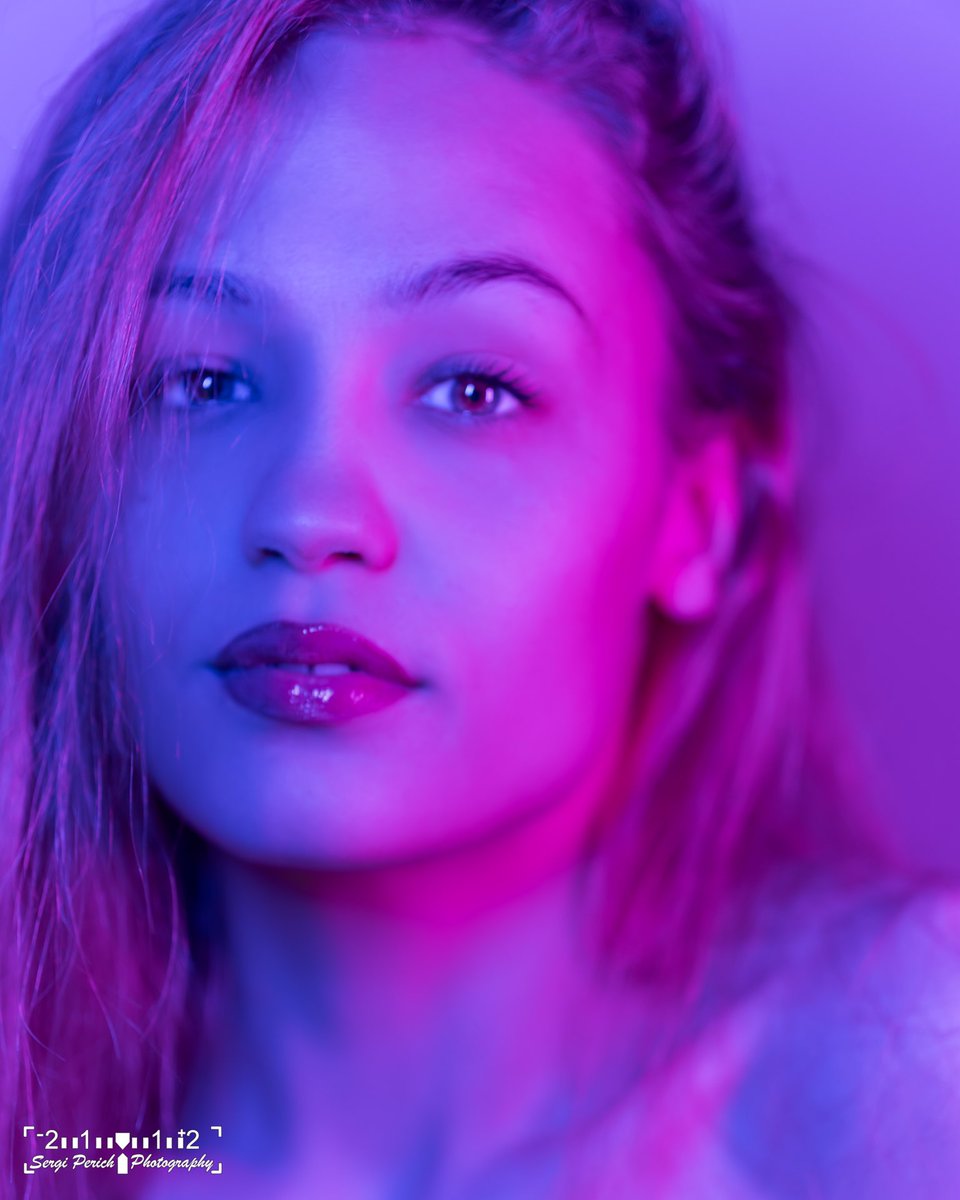 SPerichPhoto's tweet photo. Juegos de luces, actitud poderosa y una estética que no pasa desapercibida.
#NeonPortrait #LuzYColor #RetratoArtístico #SperichPhoto #GlowVibes https://t.co/uV7krpa23p
