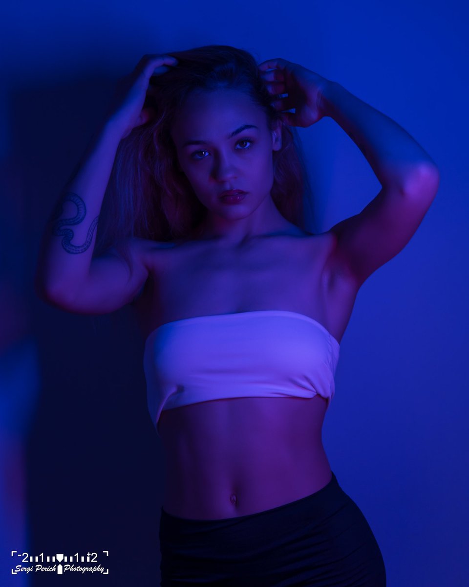 SPerichPhoto's tweet photo. Juegos de luces, actitud poderosa y una estética que no pasa desapercibida.
#NeonPortrait #LuzYColor #RetratoArtístico #SperichPhoto #GlowVibes https://t.co/uV7krpa23p
