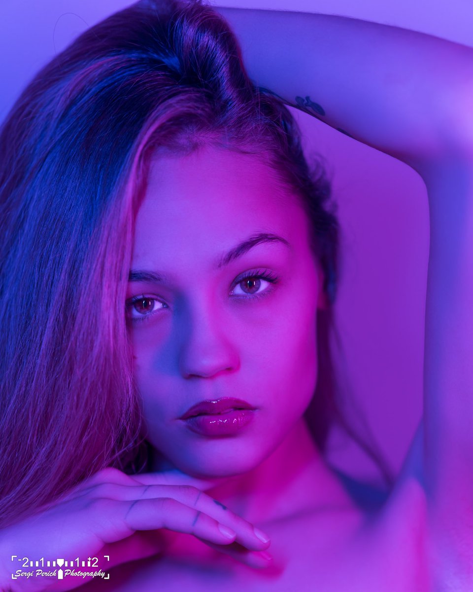 SPerichPhoto's tweet photo. Juegos de luces, actitud poderosa y una estética que no pasa desapercibida.
#NeonPortrait #LuzYColor #RetratoArtístico #SperichPhoto #GlowVibes https://t.co/uV7krpa23p