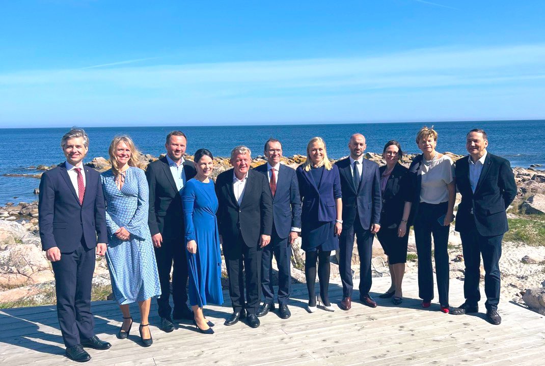 Je participais aujourd’hui au sommet des ministres du NB8 (pays nordiques et baltiques) à l’invitation du Danemark. 

Un message clair d’unité européenne pour réaffirmer notre soutien à une paix juste en Ukraine et à notre défense collective face à la menace russe. 

🇱🇹 🇪🇪 🇱🇻 🇫🇮