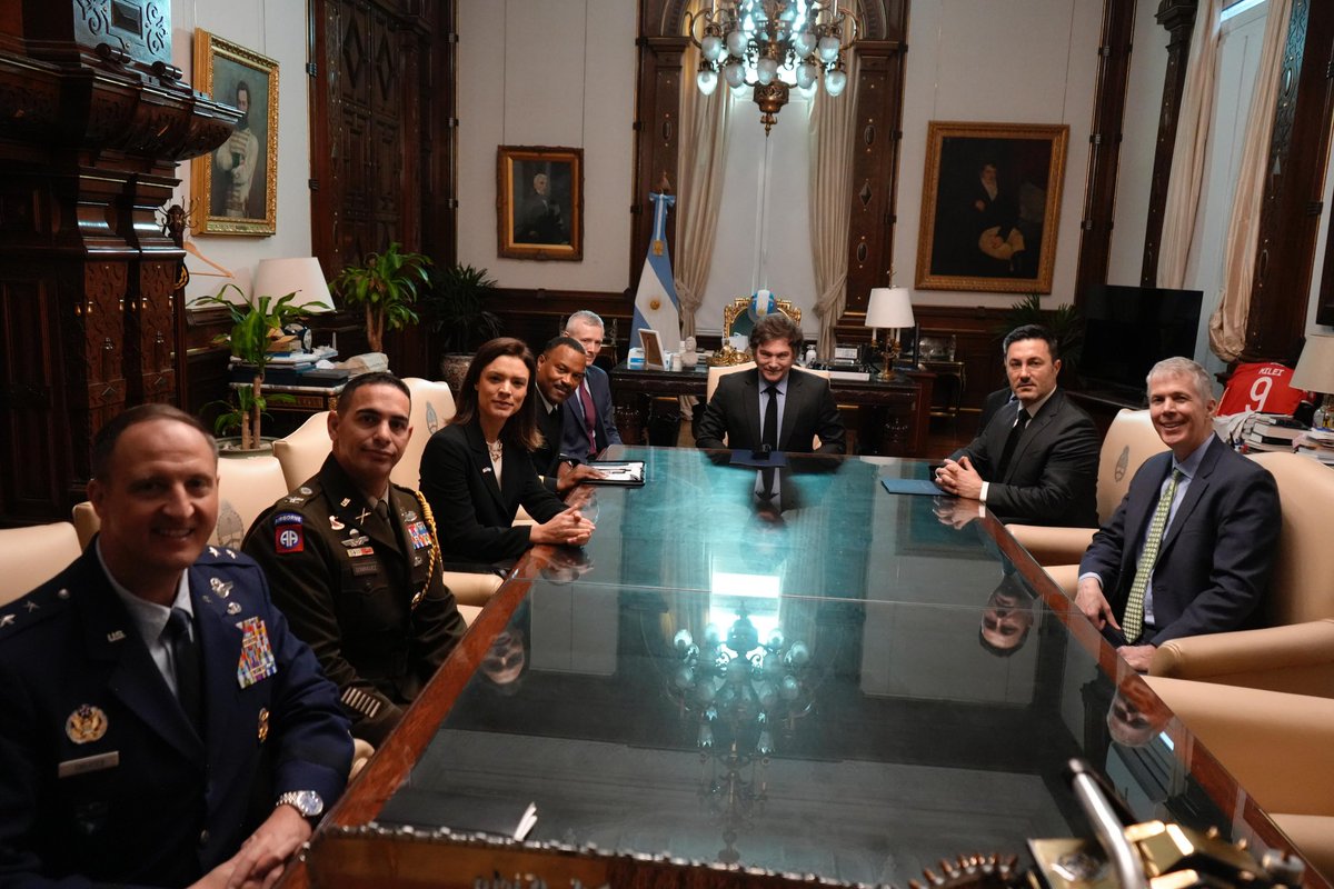 OPRArgentina's tweet image. El Presidente Javier Milei recibió en Casa Rosada al Comandante del Comando Sur de los Estados Unidos, Almirante Alvin Holsey, junto a su comitiva. Participó también de la reunión el Ministro de Defensa, Luis Petri.