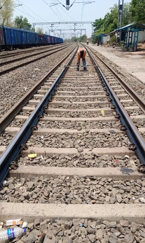 BhusavalDivn's tweet photo. Bhusawal Division completes upgradation of passenger loop lines at key stations like Lasalgaon, Shirsoli & New Amravati.
With 150mm ballast cushion & machine tamping, this infra boost ensures safer, smoother journeys.
A leap in safety & speed for high-traffic routes.
#IndianRailways #InfraUpgrade
@Central_Railway @RailMinIndia @GM_CRly