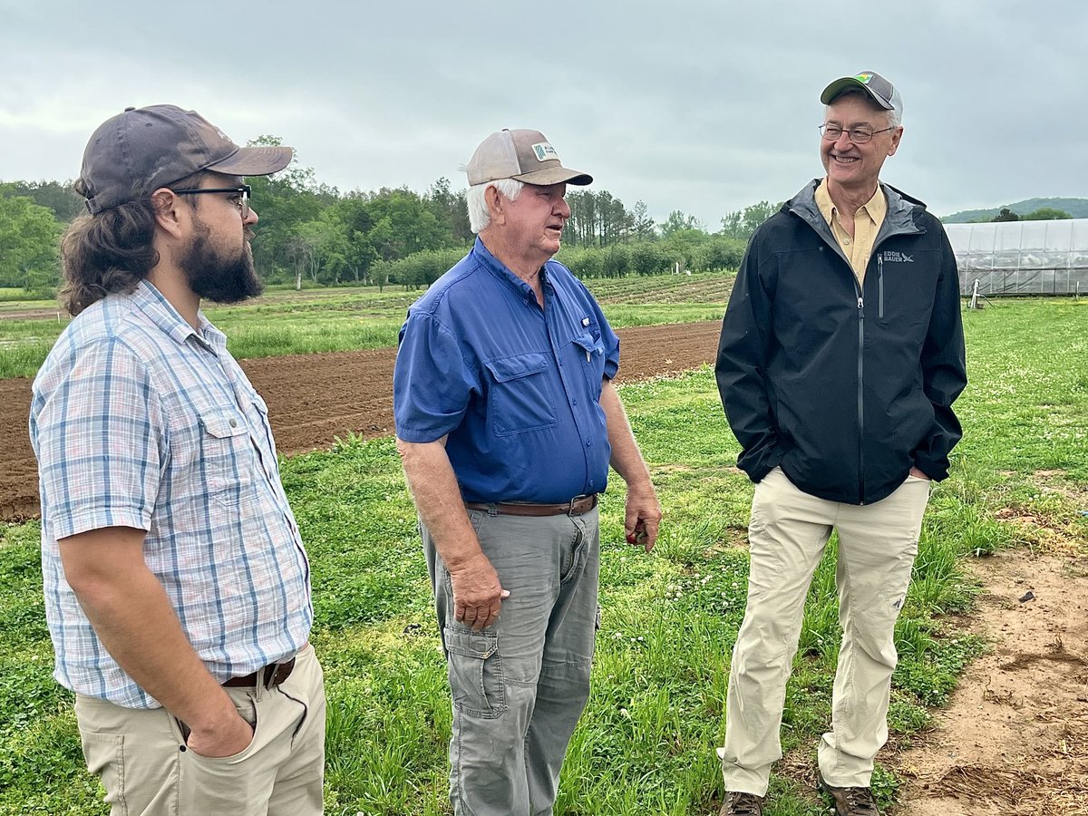alabamaED's tweet image. Visiting growers and pointing out plant diseases and or other disorders is a major component of being an Extension Specialist or county extension agent in USA #Extension #ACES ##ALFA #Alabama #Farming
