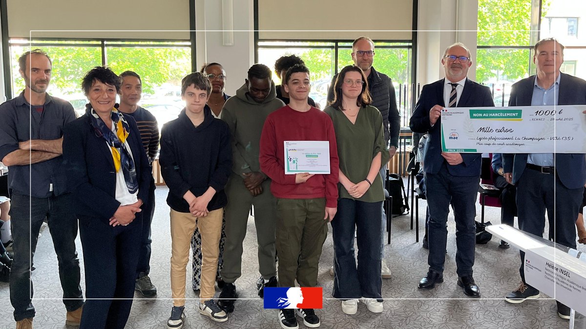 Prix #NAH | Retour sur la cérémonie académique de remise des prix "Non au harcèlement" 2024/2025 📸
👏 Félicitations au Lycée La Champagne à Vitré (35) pour leur  vidéo "C'est pas pour rire", lauréat du prix dans la catégorie "Vidéo  lycée" et prix coup de cœur académique !
(1/2)