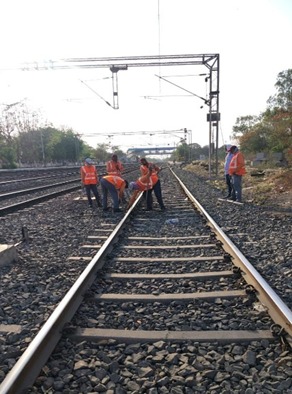 BhusavalDivn's tweet photo. Bhusawal Division completes upgradation of passenger loop lines at key stations like Lasalgaon, Shirsoli & New Amravati.
With 150mm ballast cushion & machine tamping, this infra boost ensures safer, smoother journeys.
A leap in safety & speed for high-traffic routes.
#IndianRailways #InfraUpgrade
@Central_Railway @RailMinIndia @GM_CRly