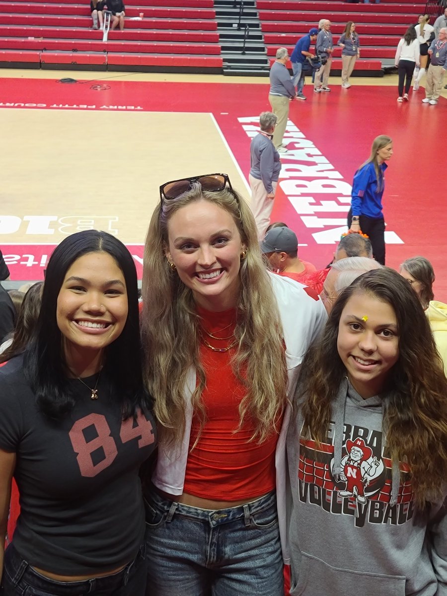LGIpromo12's tweet photo. Monster finally  got to meet her two favorite supernovas  players https://t.co/QmS1MHnkm4