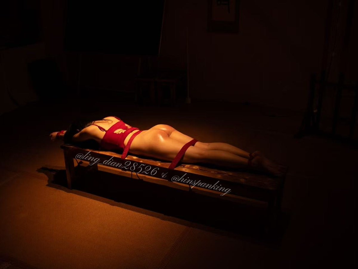 「玖在砧板上 璃剩二十五」

👋&amp;🪢&amp;📸：<a href="/hinspanking/">轩</a>
🍑&amp;🥺&amp;💃：<a href="/ling_dian28526/">玖璃^</a> 

#sp #spank #spanking #打屁股 #板子 #仗刑 #调教室 #挨打 #玖璃超厉害 #这个照片氛围感MAX #你们猜猜文案什么意思 #好疼