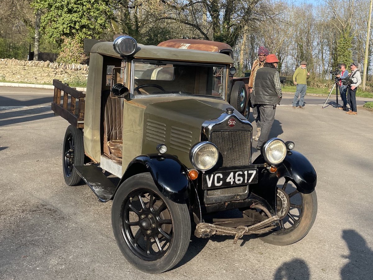 Last night on <a href="/QuestTV/">Quest</a>, we were thrilled to be part of the brand new series of #Shedandburied. Head Keeper Mark had a great time filming with <a href="/HenryColeTV/">Henry Cole</a> Fuzz, Allen &amp; Guy. White Rhino Nancy came straight over to Henry during filming. Looks like she’s a bit of a fan too!