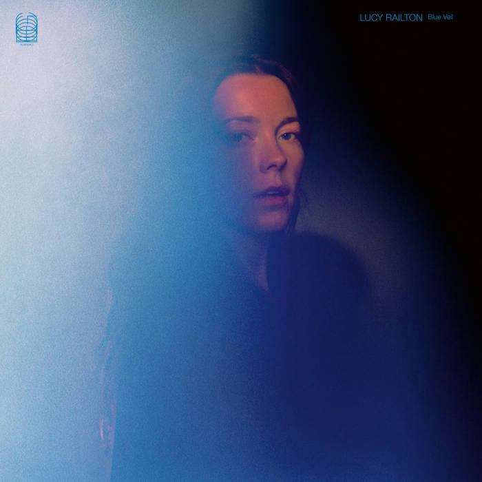 Minimaliste ou chiant, intense ou monotone, on se prononce sur l'album au violoncelle solo de la par ailleurs excellente Lucy Railton, déjà moins poussif que le dernier Kali Malone (qui produit, label oblige, en compagnie de Stephen O'Malley).
Chronique : indierockmag.com/article37999.h…