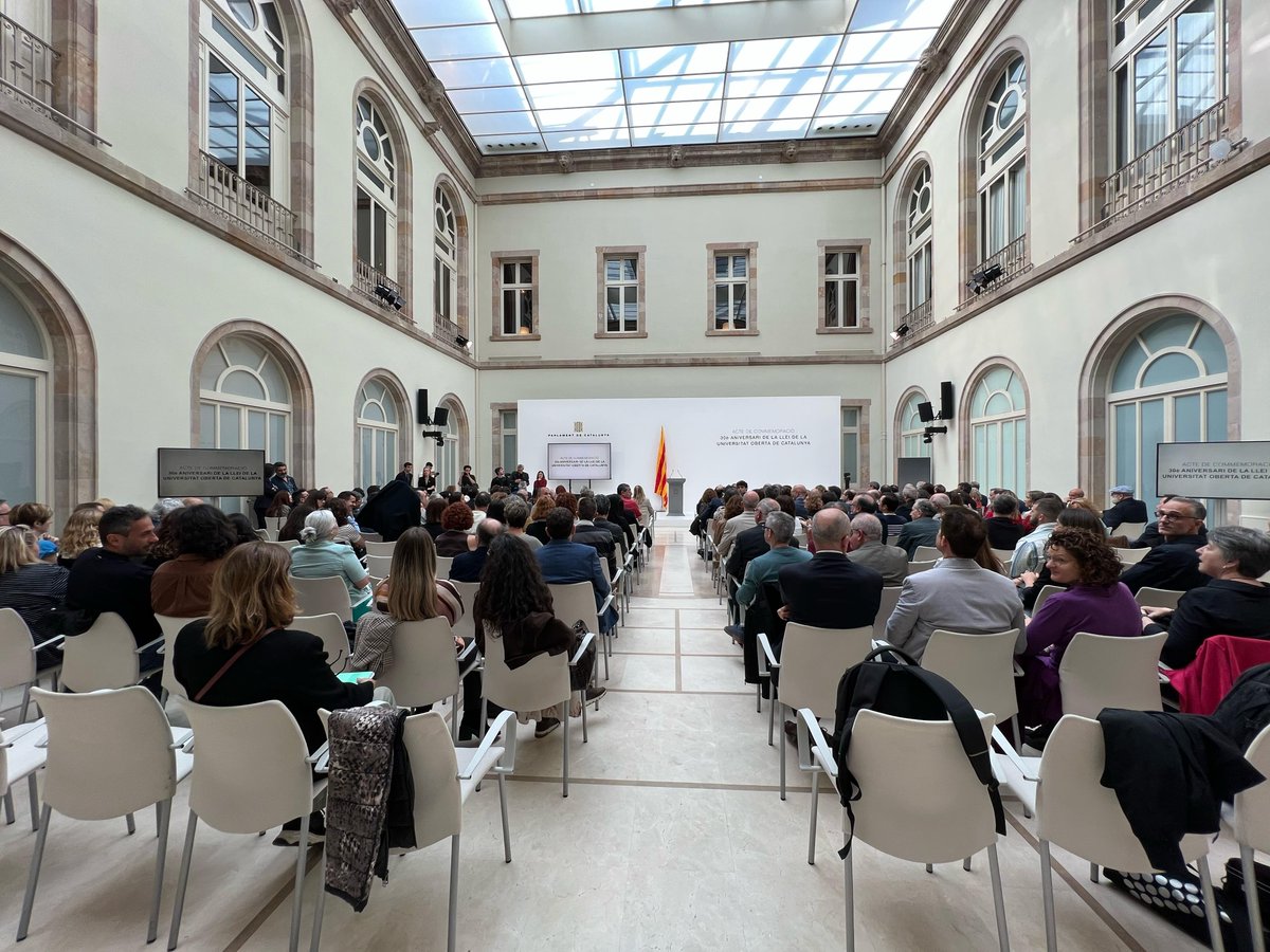 🎉 Avui, des del <a href="/parlamentcat/">Parlament de Catalunya</a>, celebrem els 30 anys de la Llei de reconeixement de la <a href="/UOCuniversitat/">UOCuniversitat</a>, la primera universitat 100% en línia del món. 
❤️ Comença un acte carregat d’emoció, història i futur. 

T’ho expliquem en aquest fil especial! ⬇️
#30anysUOC
