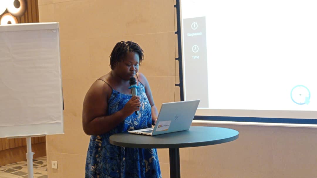 Guilavogui_Elis's tweet image. Coucou, on se capte maintenant sur Bonheur FM, la 101.3 pour parler du cyberharcèlement, en particulier envers les femmes et les filles en 🇬🇳.
Parce que se taire, c’est laisser faire. Et que nos voix comptent, même – surtout – sur les réseaux.

#CouineLisa
#GQuiOse 
#ABLOGUI