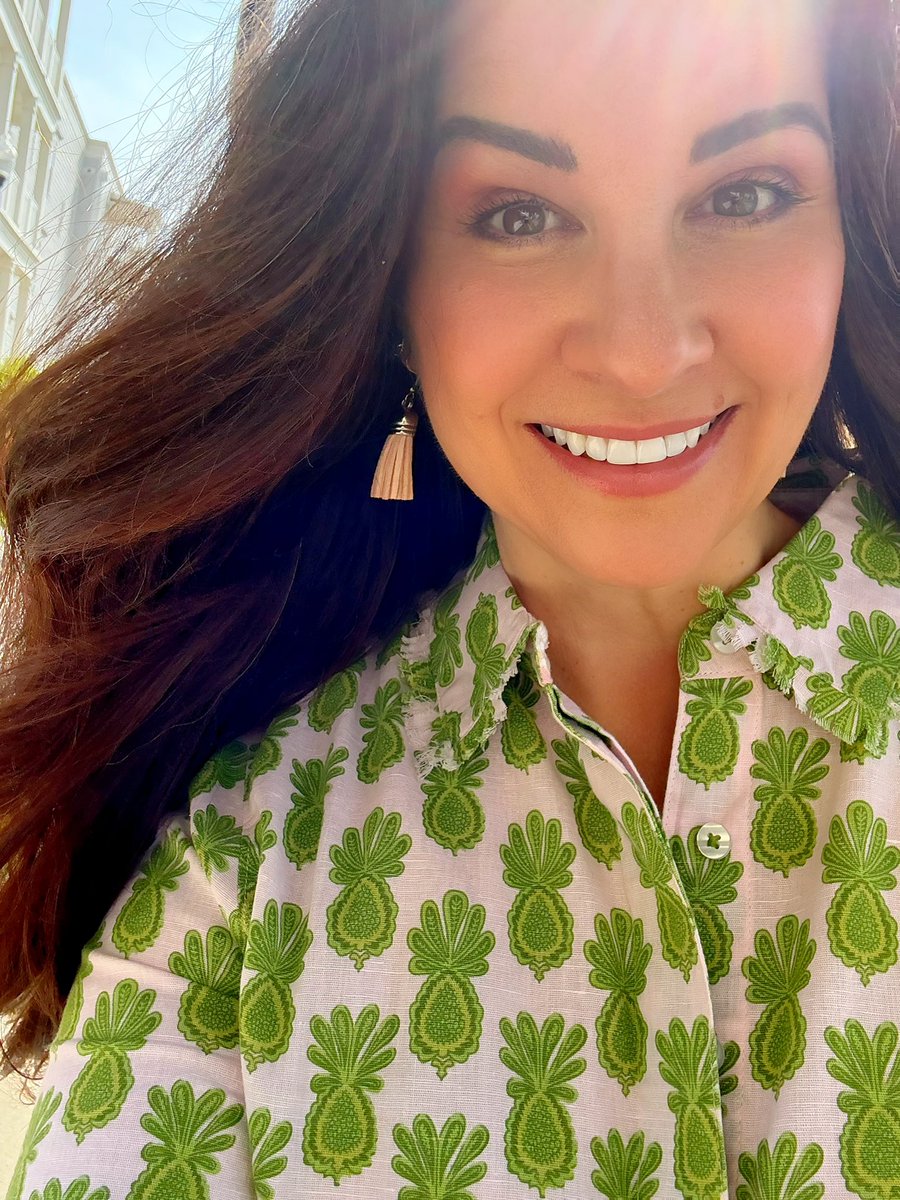 jhaleauthor's tweet image. It’s publication day for my summer novel Out of the Blue! Spending the day in the sunshine to celebrate! ☀️💐
Get it! geni.us/OOTB_A