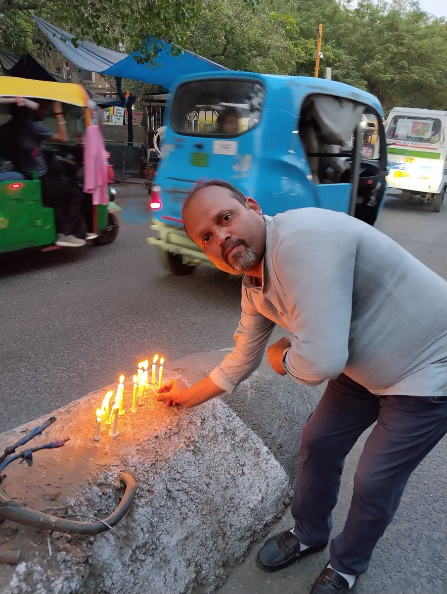 AshokVaid6's tweet photo. कश्मीर #पहलगाम में आतंकी हमले में मारे गए निहत्थे सैलानियों को वार्ड 164 दक्षिणपुरी में कैंडल मार्च निकाल कर भावपूर्ण श्रद्धांजलि दी गई।

देवली विधानसभा के सैकड़ों लोगों ने आकर आतंकवाद के खिलाफ एकता का परिचय दिया।
#पहलगाम_आतंकी_हमला
@AamAadmiParty @ArvindKejriwal @Saurabh_MLAgk https://t.co/iZfUQpBpDi