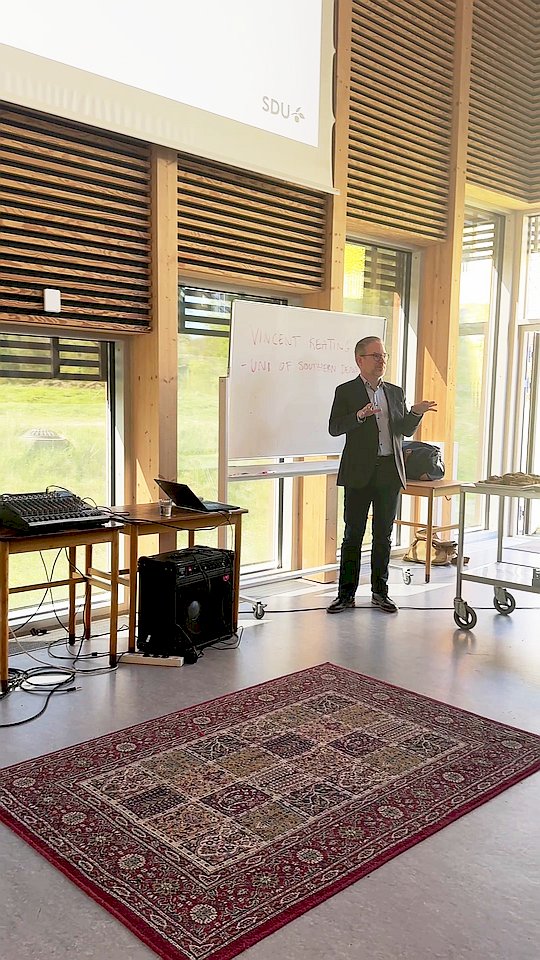vckeating's tweet image. Was up in #Helsingør for #forskningsdøgn, giving a presentation on the political uses of #victimhood - both the good and the bad - at the International People's College.

Many thanks to those who came out on a sunny Sunday to listen and ask some challenging questions!