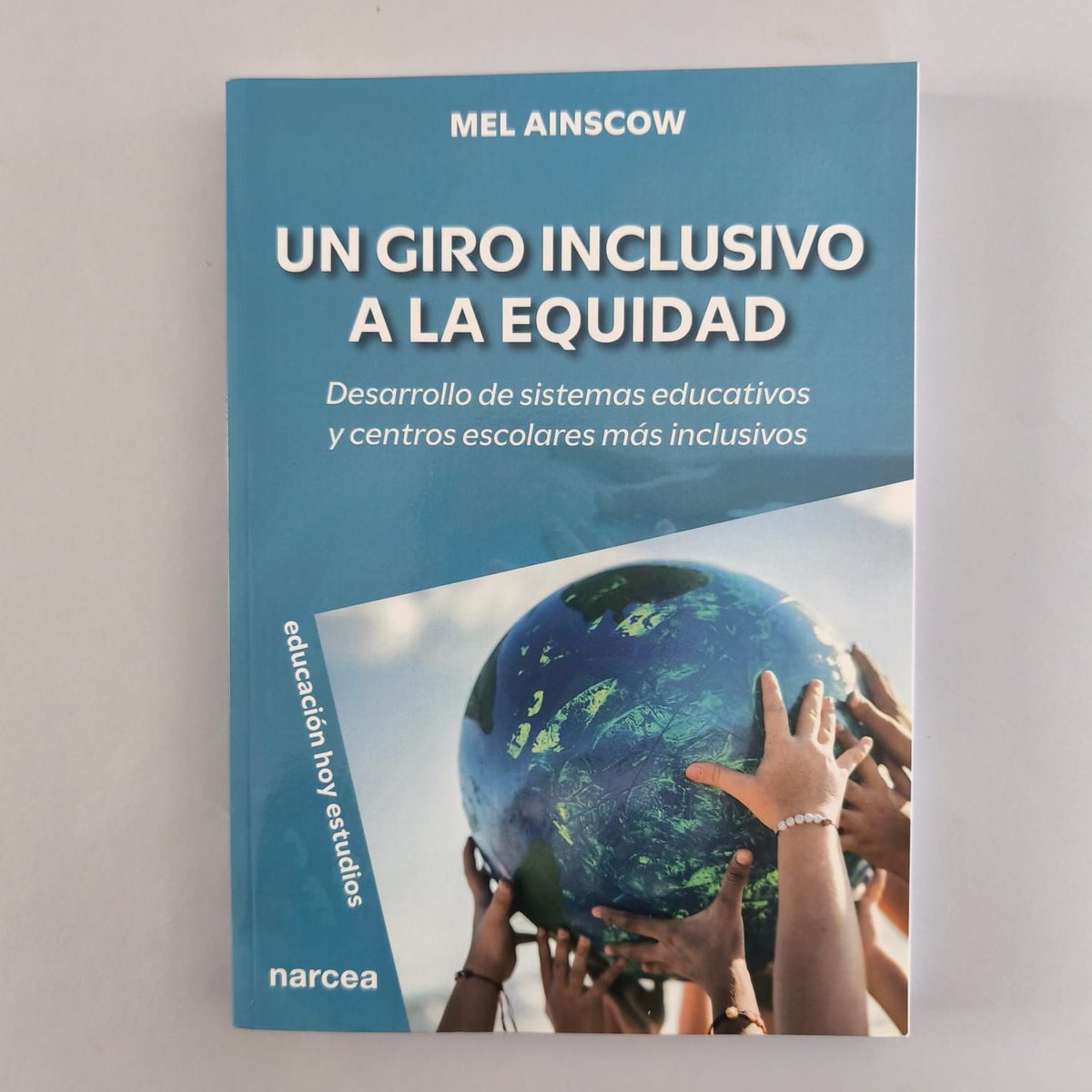 educacion3_0's tweet photo. #librodeldía. A partir de evidencias procedentes de investigaciones realizadas durante los últimos 25 años en distintos países, el autor señala las vías para transformar la aspiración global de #inclusión y #equidad en políticas y prácticas educativas concretas. @narceaediciones https://t.co/Bn7H6R3NkM