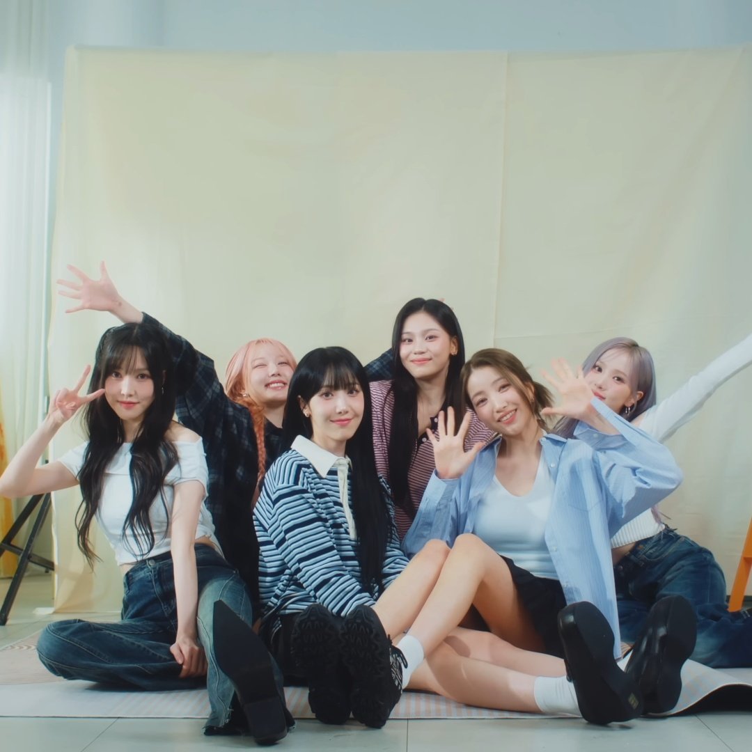 slayerseason's tweet photo. MY GFRIEND 🤍💙💜 https://t.co/EcoExmVizY