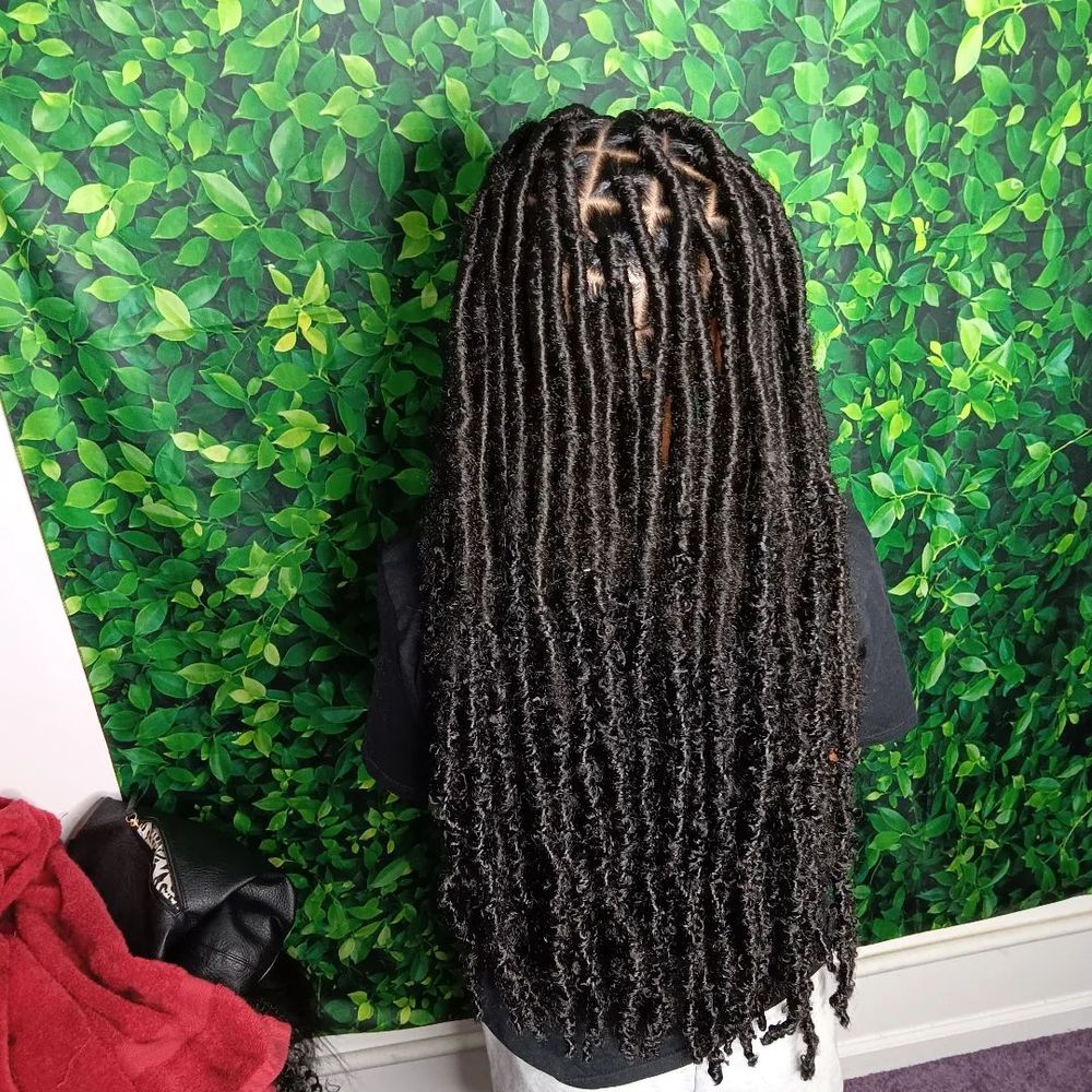 PrimeBy40456's tweet image. Love the look of locs but not ready to commit? Faux locs give you the style without the wait. Are you interested in a temporary transformation? Reach out to us!
#FauxLocs #QueensNY 
knotlessbraidsqueens.com