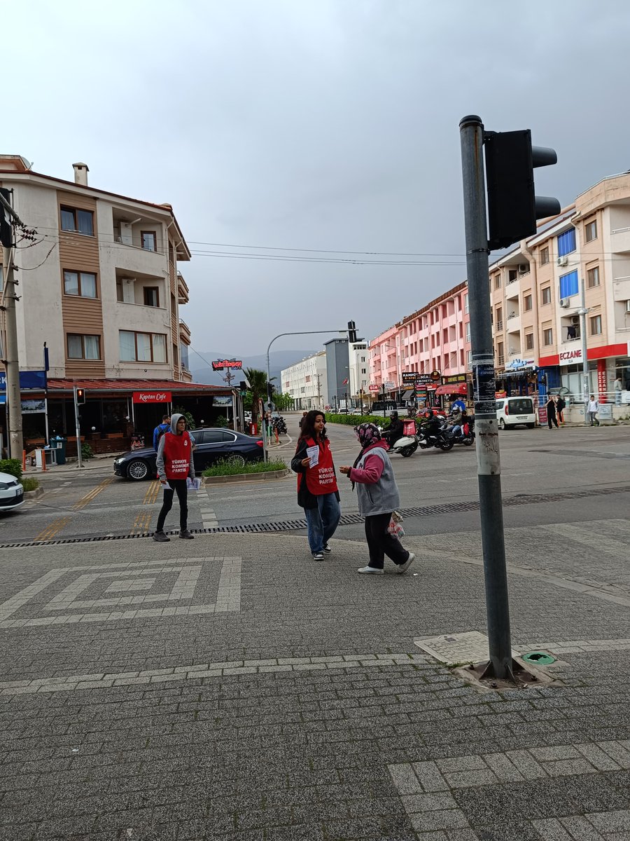 tkgmsku's tweet photo. Bugün de Kötekli'de sıra arkadaşlarımızı 1 Mayıs'a çağırdık. 

"Bugün öğrenci, yarın sen de işçisin." https://t.co/oqDzUBQQV4