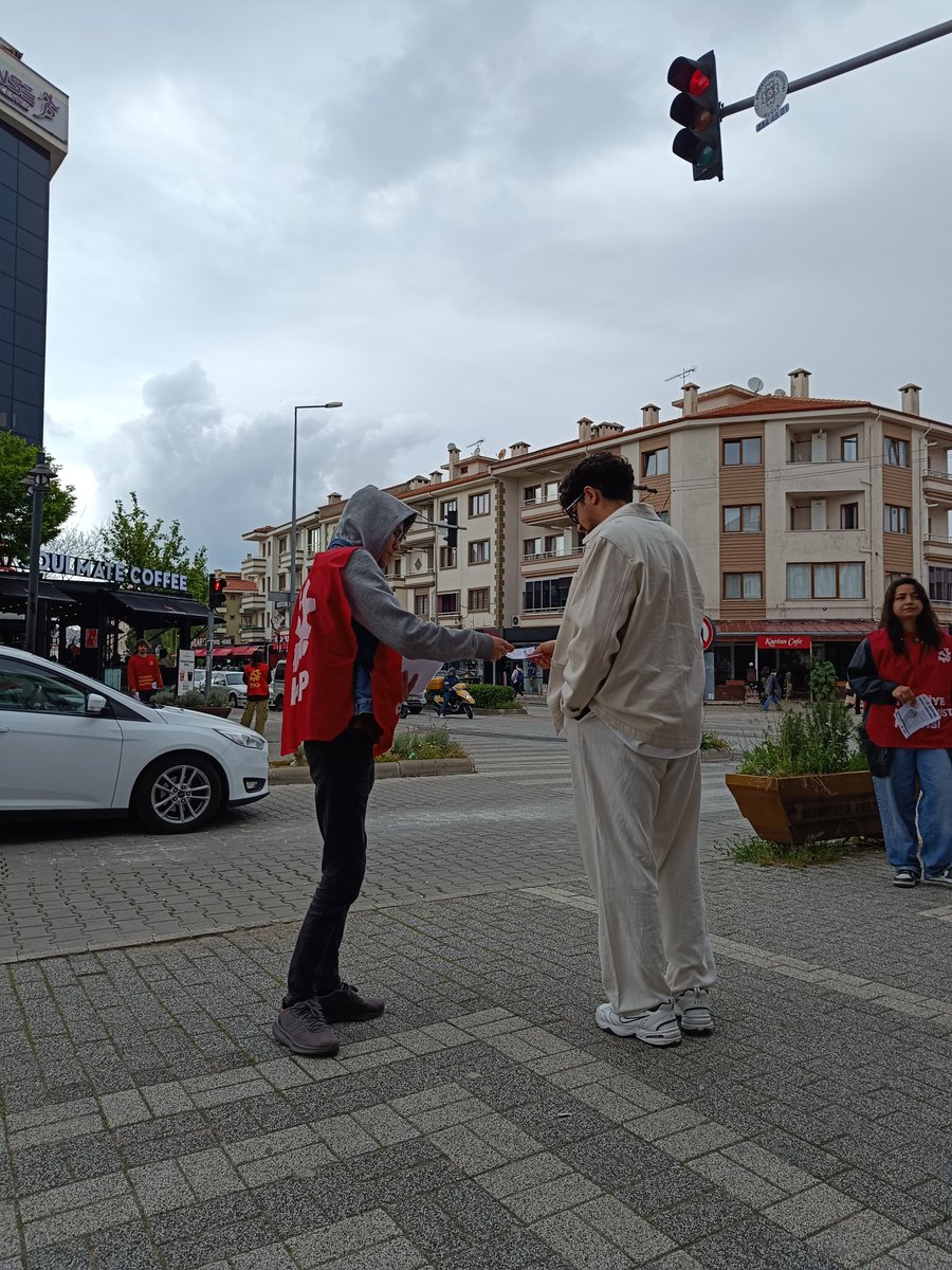 tkgmsku's tweet photo. Bugün de Kötekli'de sıra arkadaşlarımızı 1 Mayıs'a çağırdık. 

"Bugün öğrenci, yarın sen de işçisin." https://t.co/oqDzUBQQV4