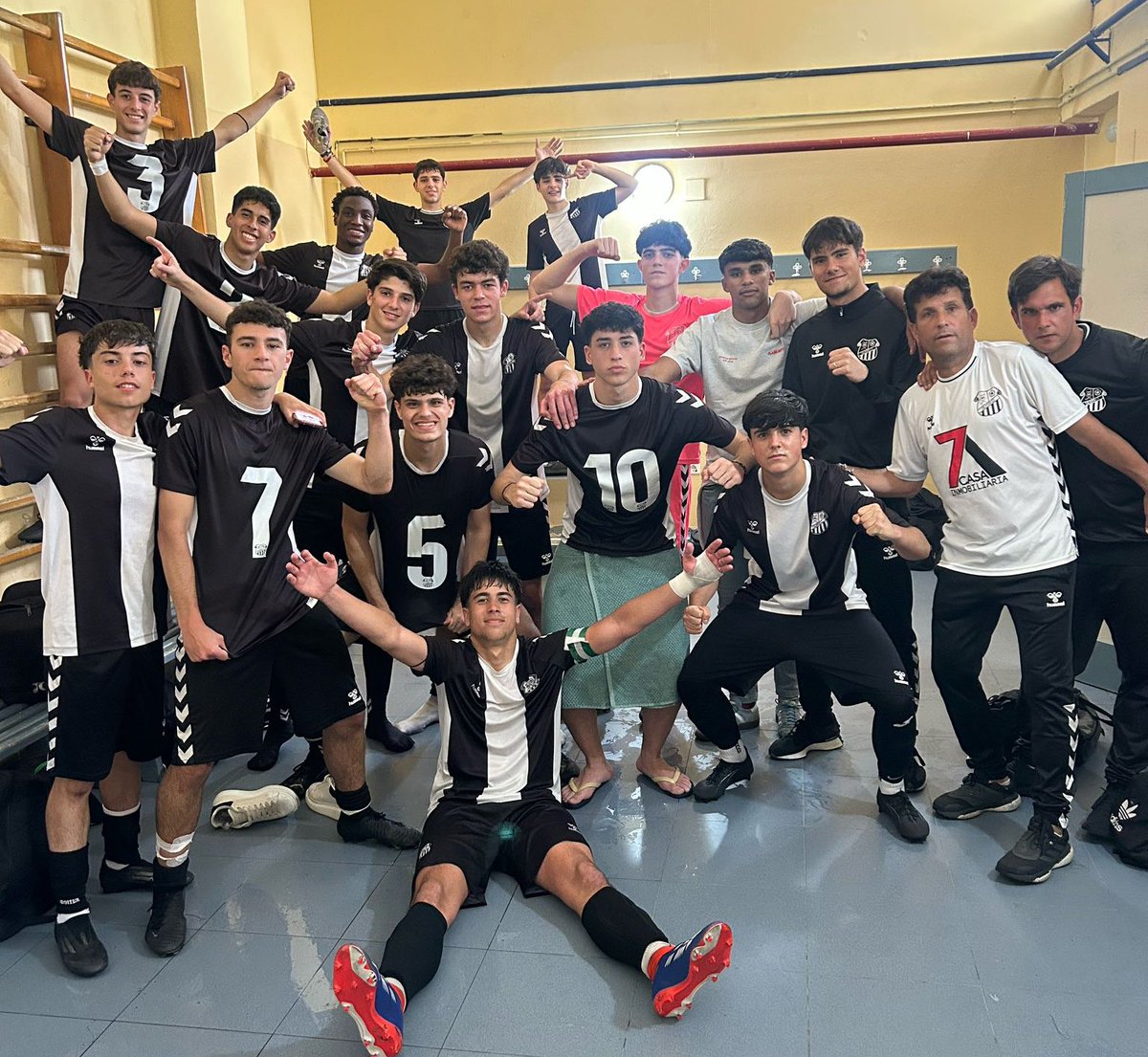 🔝☠️ Nuestro #CalaveraCFJuvenilC, tras vencer el pasado domingo por 5-1 al <a href="/MontequintoCD/">CD Montequinto</a>, asaltó la primera posición de su grupo a falta de tres jornadas para el final de Liga. 

👏 Los chicos de Salva Pérez acumulan 19 jornadas sin perder (15 victorias y 4 empates). Brutal.