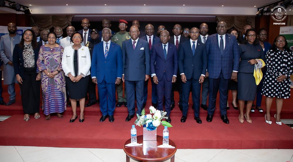 🇬🇦 Ce 29 avril, le PM Raymond Ndong Sima a reçu des mains du Vice-Premier Ministre le rapport de l’étude « Gabon 2050 ». Gouvernance, énergie, santé, numérique… Une vision ambitieuse et collective pour bâtir l’avenir du pays. #Gabon2050 #Prospective